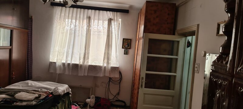 Eminescu, curte comuna, 2 cam.+anexa 1 cam parter, subsol, pod, loc parcare